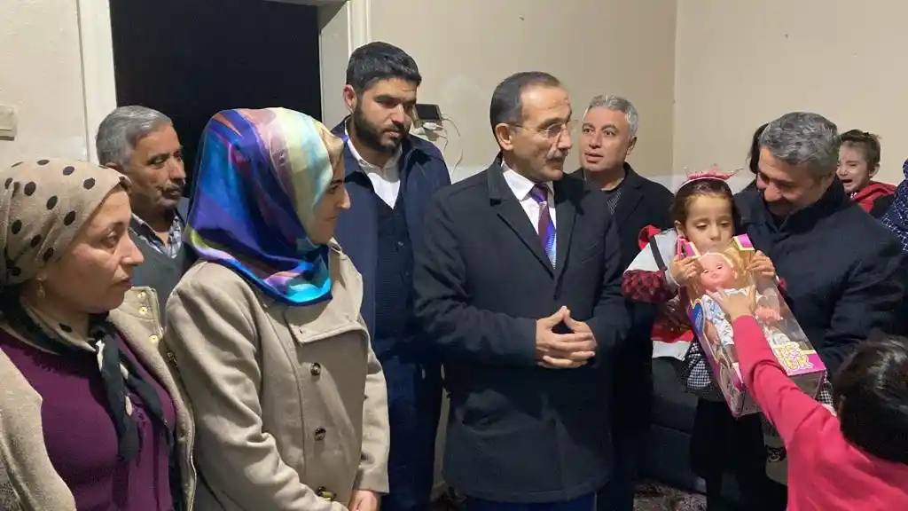 AK Parti heyetinden kaçırılan kızın ailesine ziyaret
