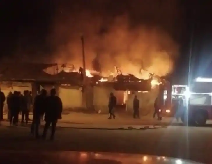Alaşehir'de ahşap evde çıkan yangın korkuttu
