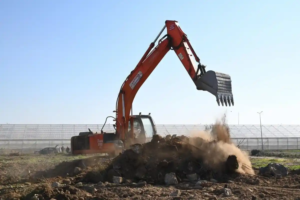 Alaşehir'in 25 milyonluk güneş enerjisi santralinde ilk kazma vuruldu
