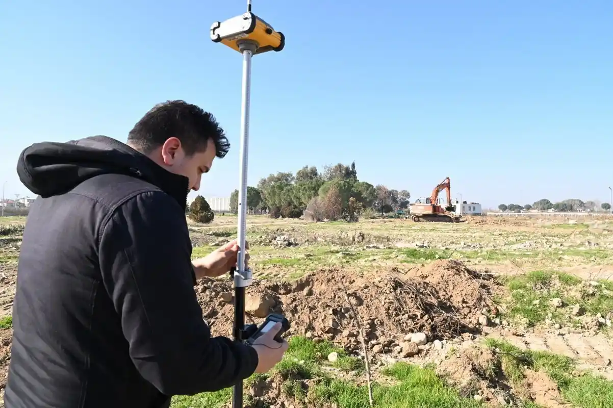 Alaşehir’in 25 milyonluk güneş enerjisi santralinde ilk kazma vuruldu
