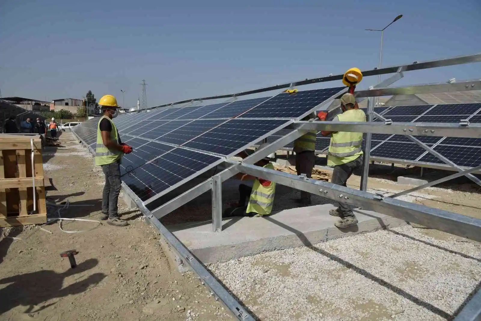 Alaşehir’in 25 milyonluk güneş enerjisi santralinde ilk kazma vuruldu
