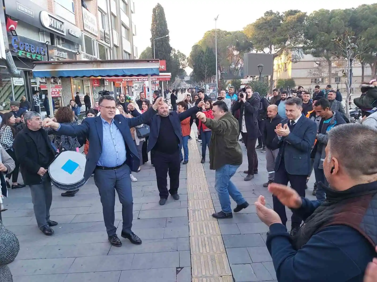 Alaşehirli işçiler maaş zammını oynayarak kutladı
