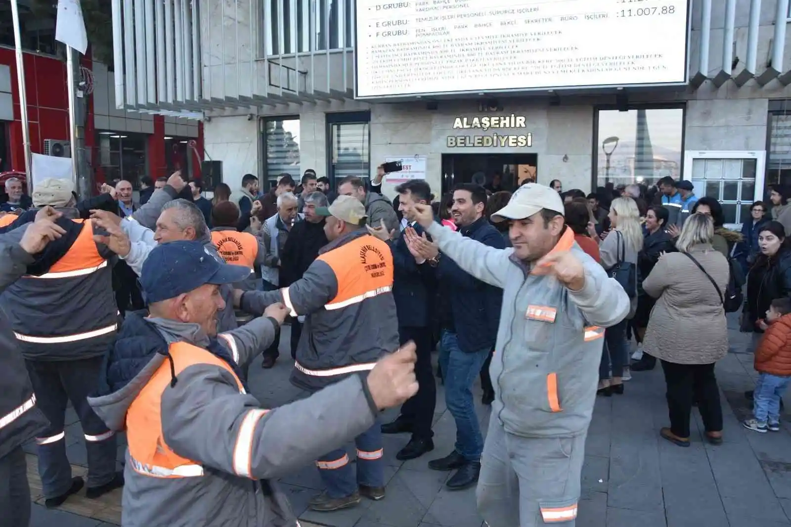 Alaşehirli işçiler maaş zammını oynayarak kutladı
