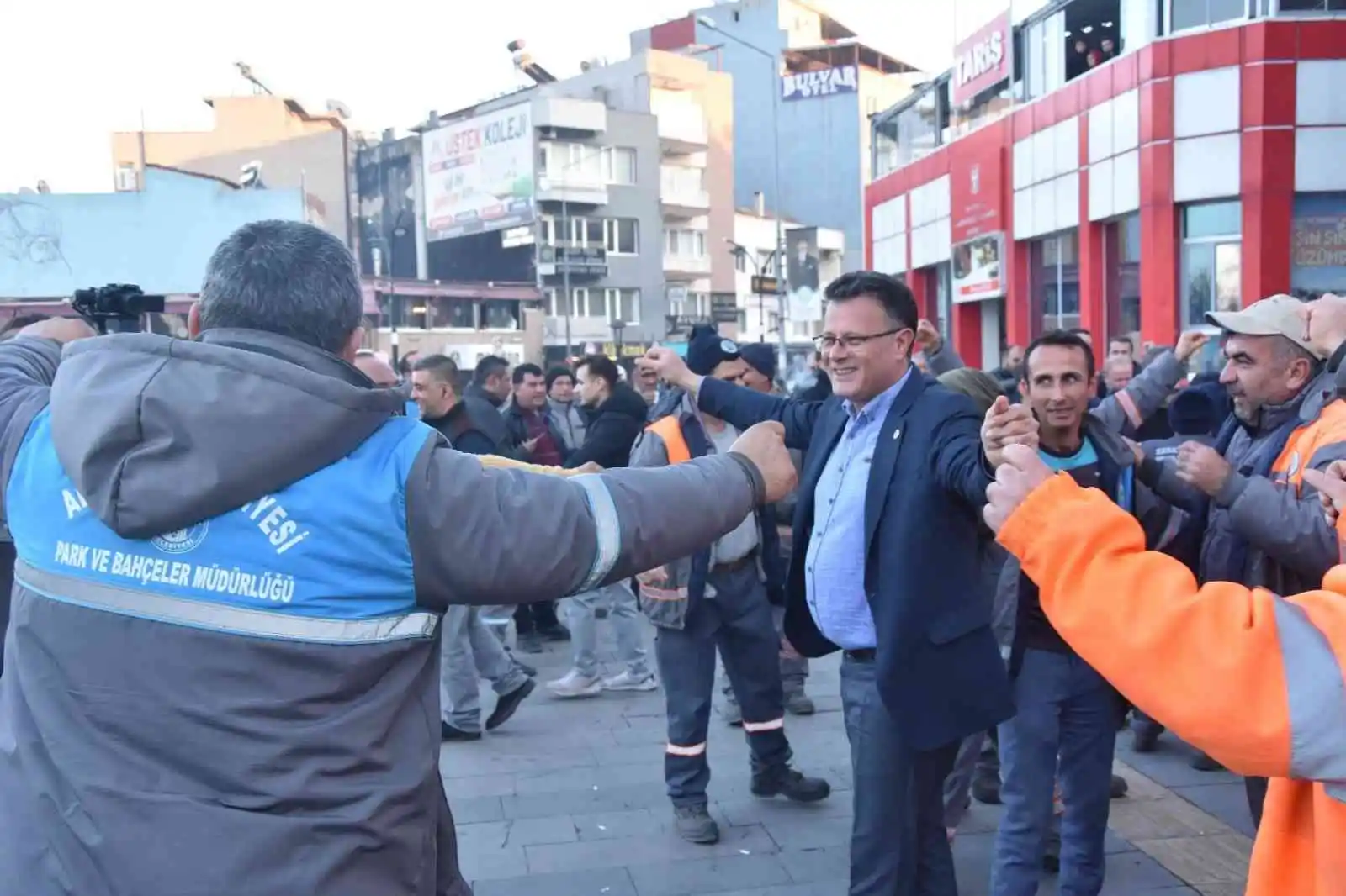 Alaşehirli işçiler maaş zammını oynayarak kutladı
