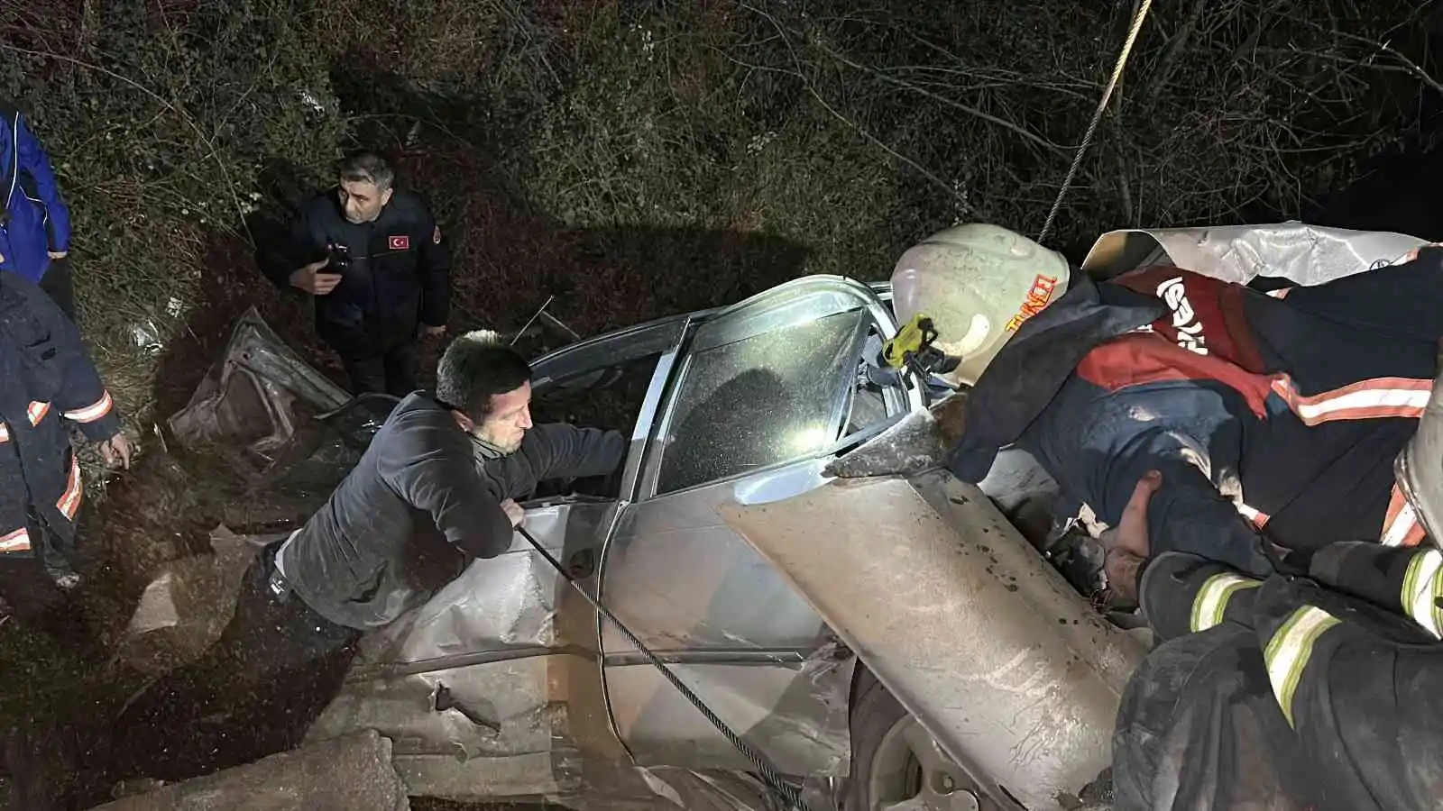 Alkollü taksici dehşet saçtı: İki otomobilin köprüden uçtuğu kazada 2’si ağır 5 kişi yaralandı

