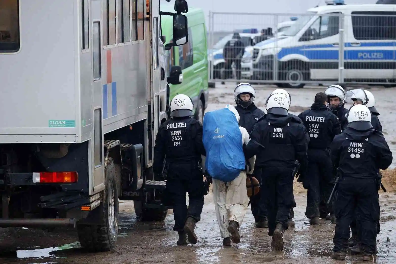 Almanya’da polis çevrecilerin işgal ettiği Lützerath köyünü boşaltıyor