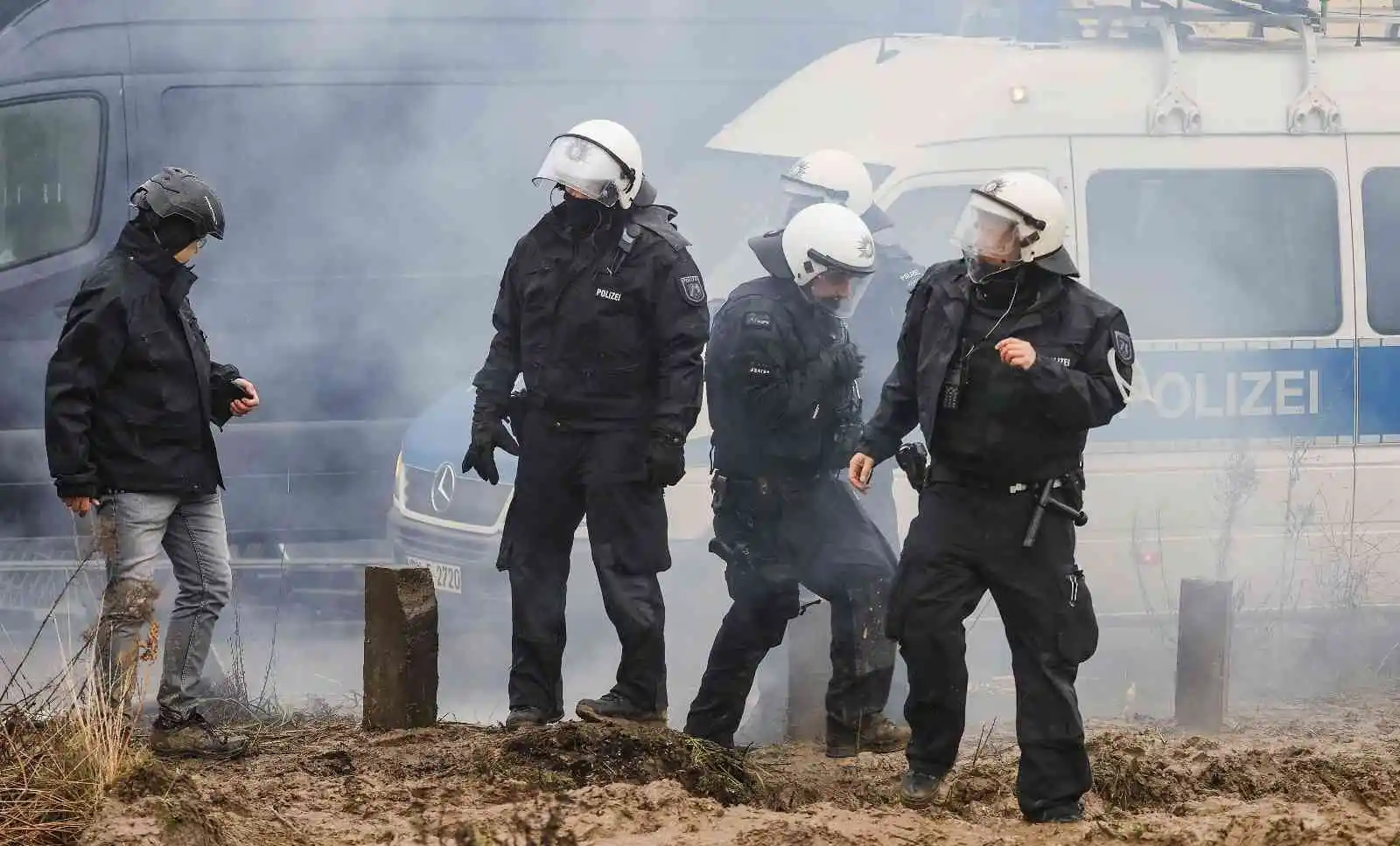 Almanya’da polis çevrecilerin işgal ettiği Lützerath köyünü boşaltıyor