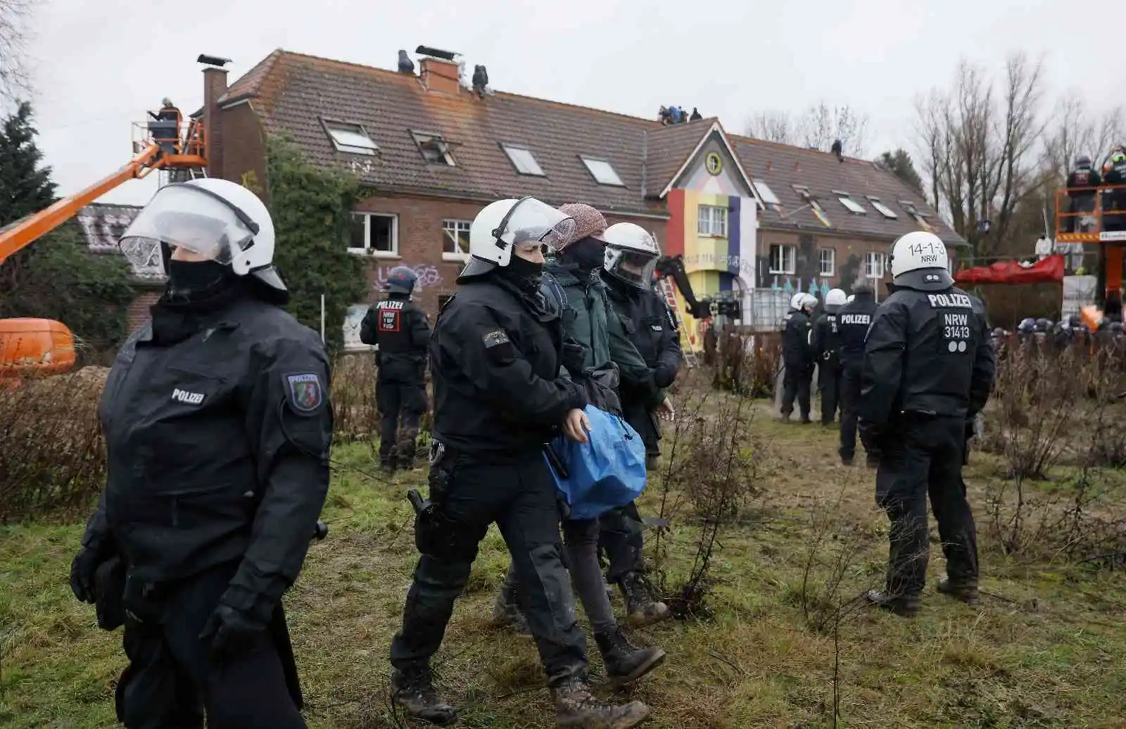Almanya’da polis çevrecilerin işgal ettiği Lützerath köyünü boşaltıyor
