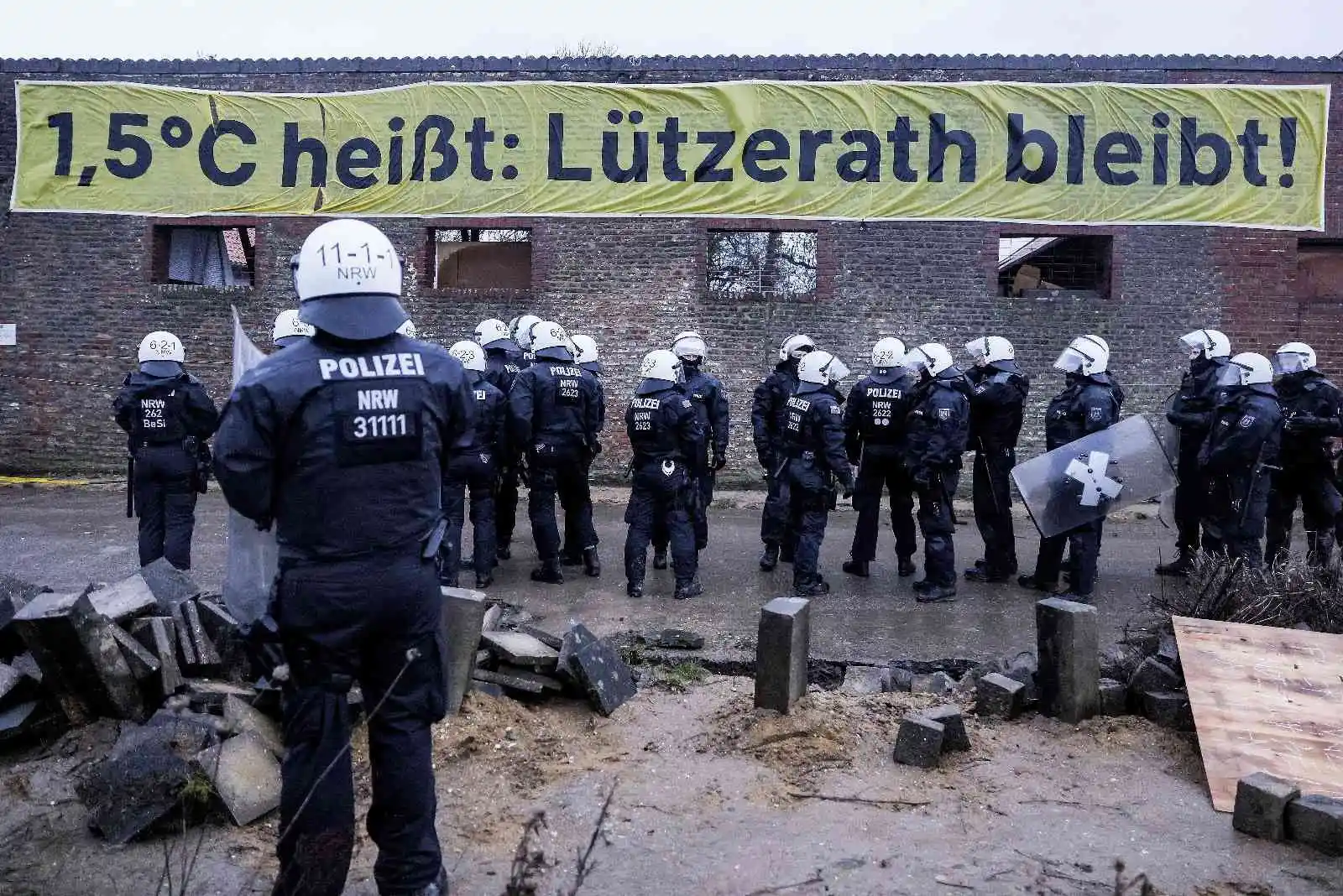 Almanya’da polis çevrecilerin işgal ettiği Lützerath köyünü boşaltıyor