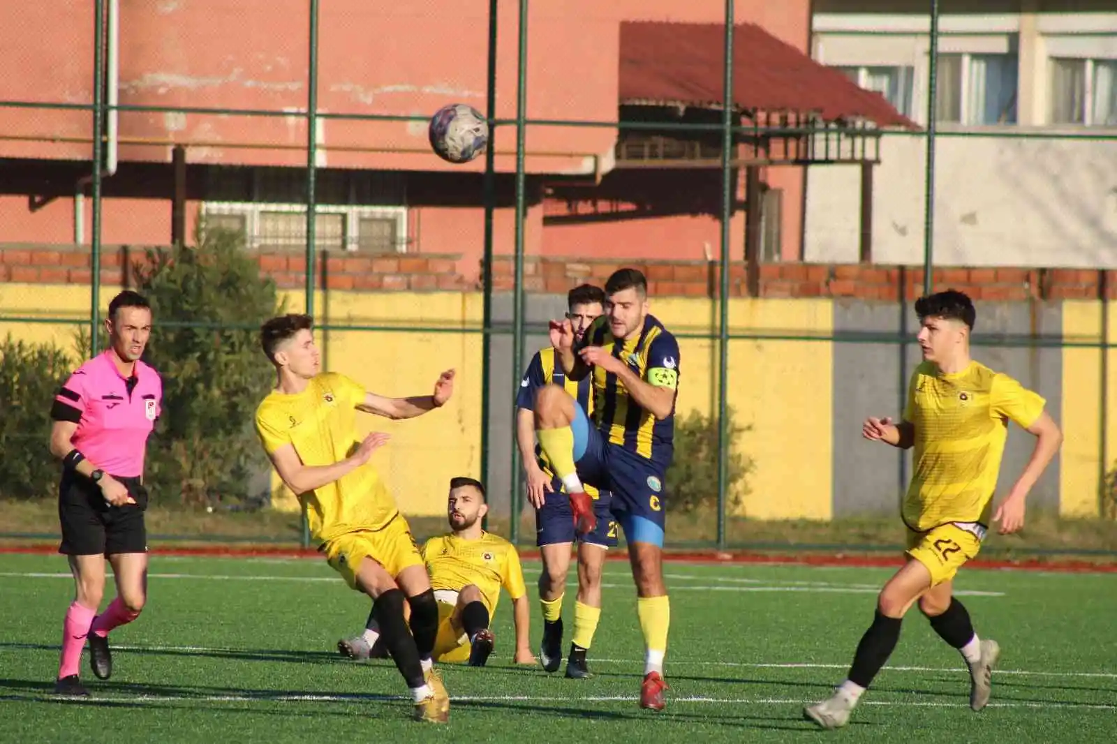Amatör maçta meşale dehşeti