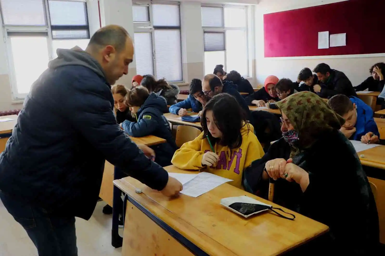 Anneanneler torunlarıyla aynı sırada sınava girdi
