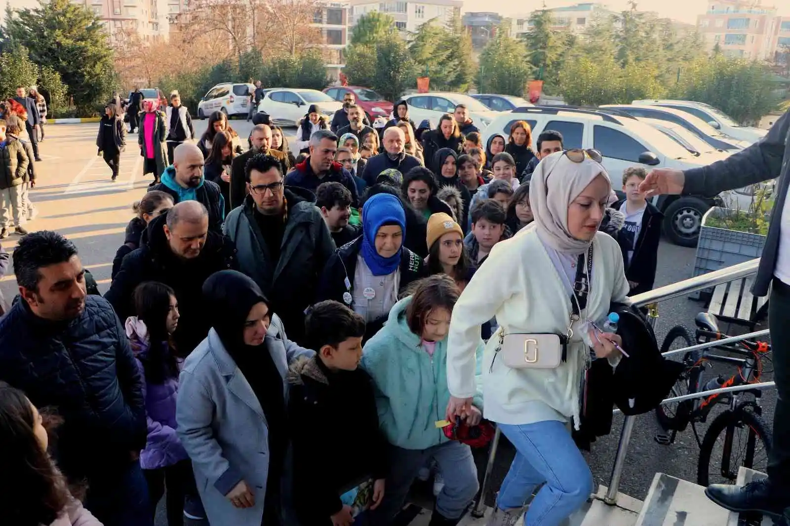 Anneanneler torunlarıyla aynı sırada sınava girdi
