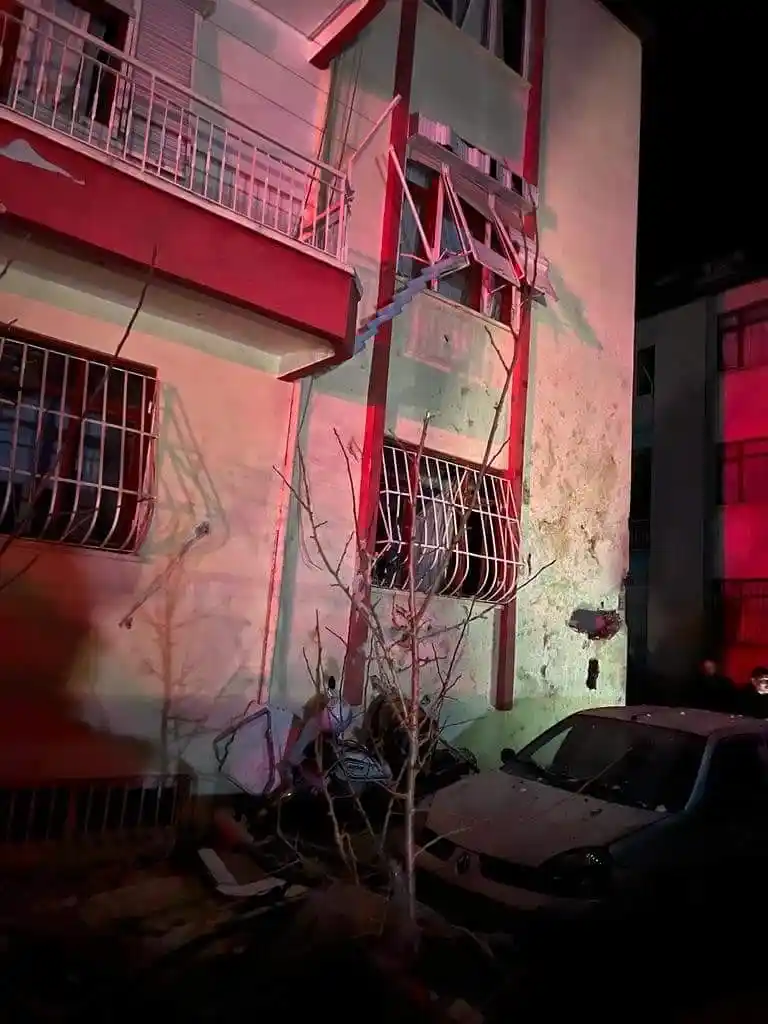 Antalya’da muz yüklü kamyonette sıkışan gaz patladı