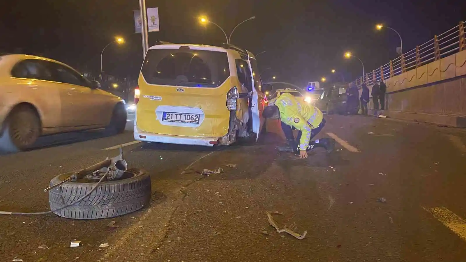 Araçlar 500 metre mesafede kazaya karıştı, trafik kilitlendi