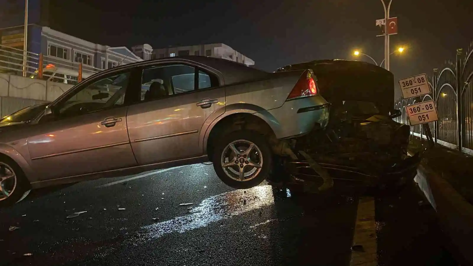 Araçlar 500 metre mesafede kazaya karıştı, trafik kilitlendi