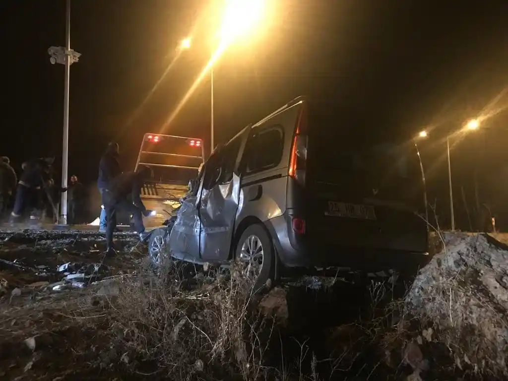 Ardahan'da otomobilin kamyonete çarpma anı kamerada