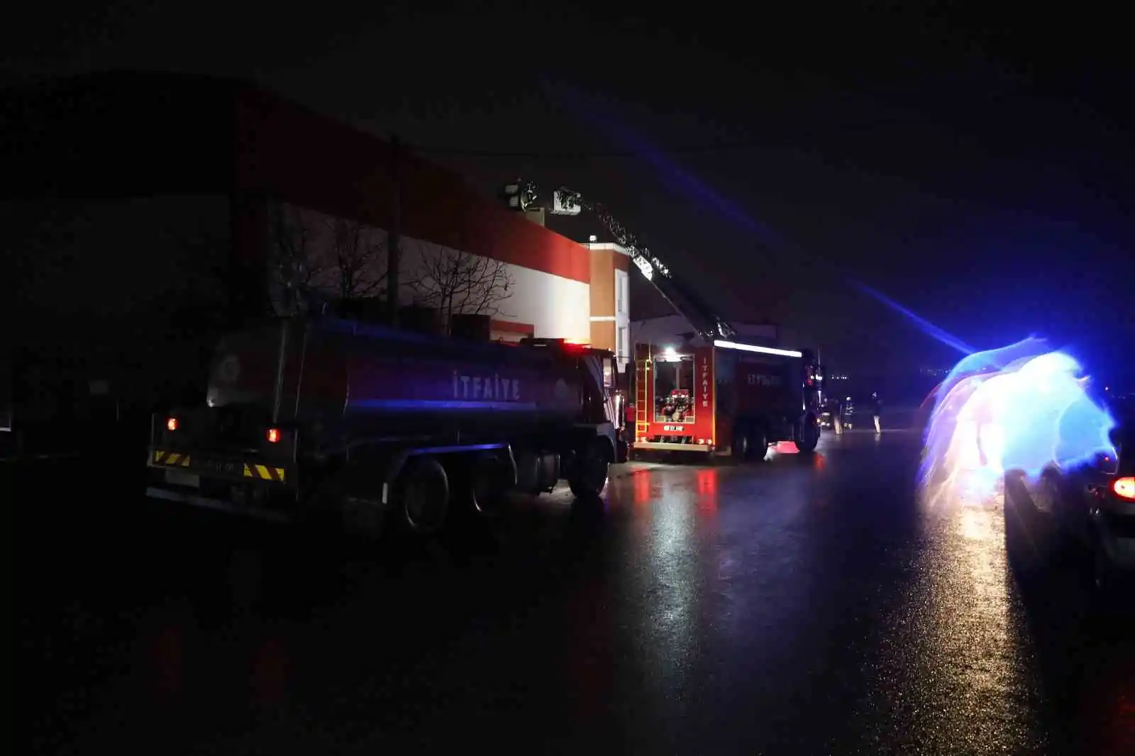 Arıtma tankeri fabrikasında korkutan yangın