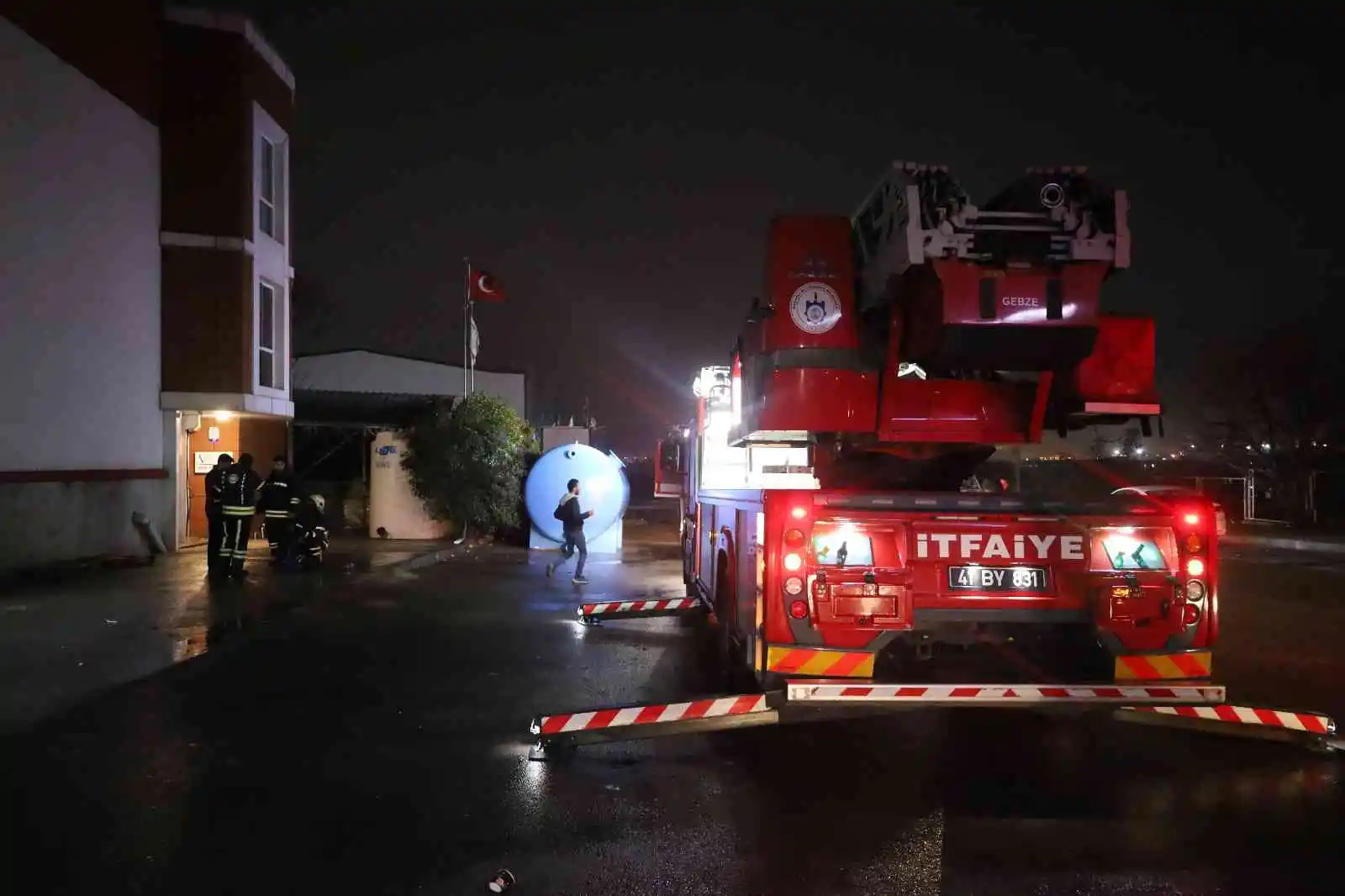 Arıtma tankeri fabrikasındaki yangın itfaiye ekiplerince söndürüldü
