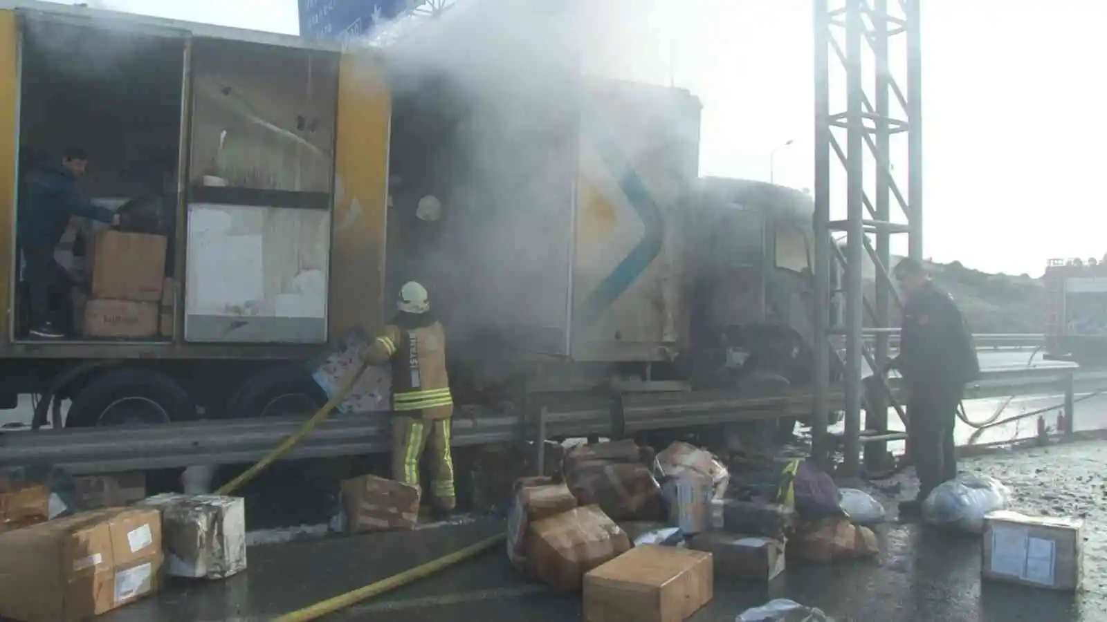 Arnavutköy'de kargo yüklü kamyon alev alev yandı
