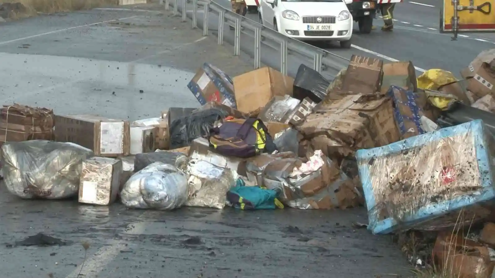 Arnavutköy’de kargo yüklü kamyon alev alev yandı
