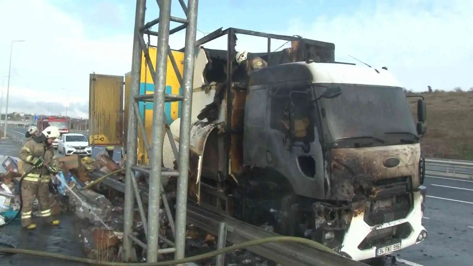 Arnavutköy’de kargo yüklü kamyon alev alev yandı
