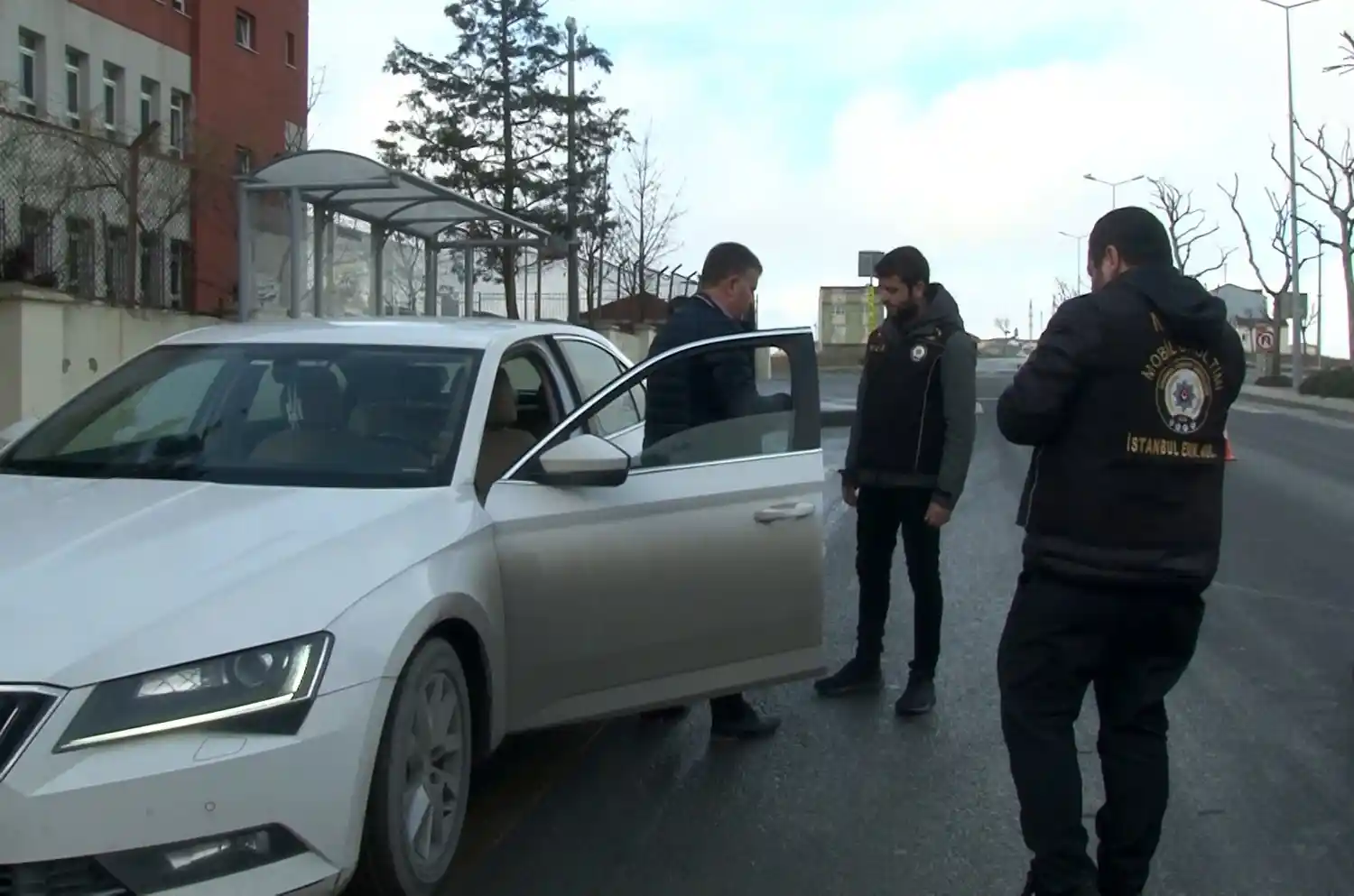 Arnavutköy’de polis ekipleri tarafından okullar ve çevresinde denetim yapıldı
