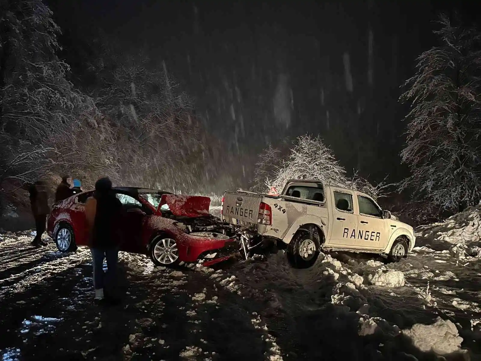 Artvin’de aniden bastıran kar yağışı kazaları beraberinde getirdi
