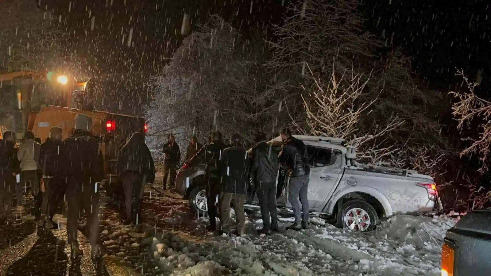 Artvin’de aniden bastıran kar yağışı kazaları beraberinde getirdi
