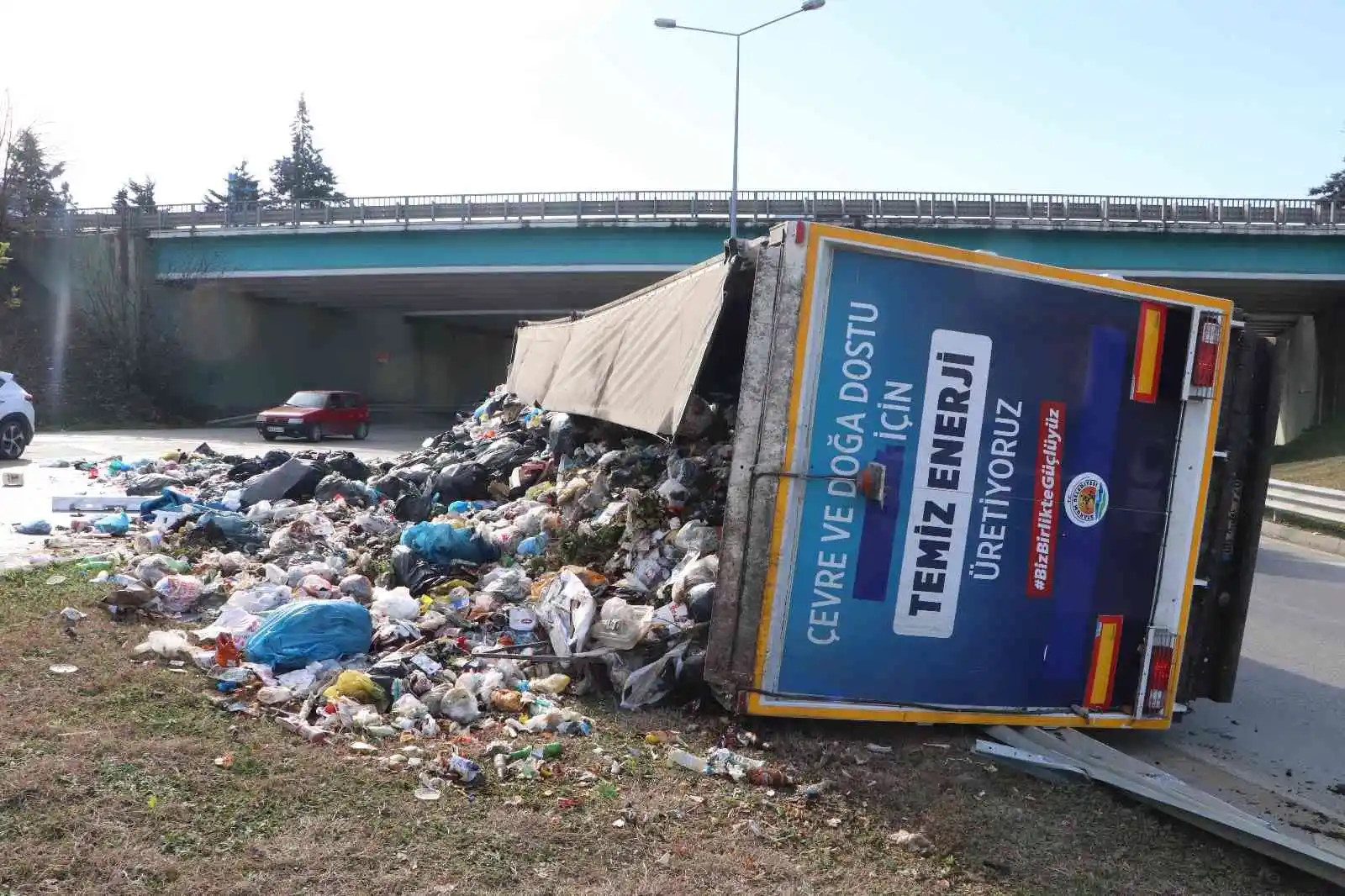 Atakum Belediyesinin çöp tırı devrildi, çöpler yola saçıldı
