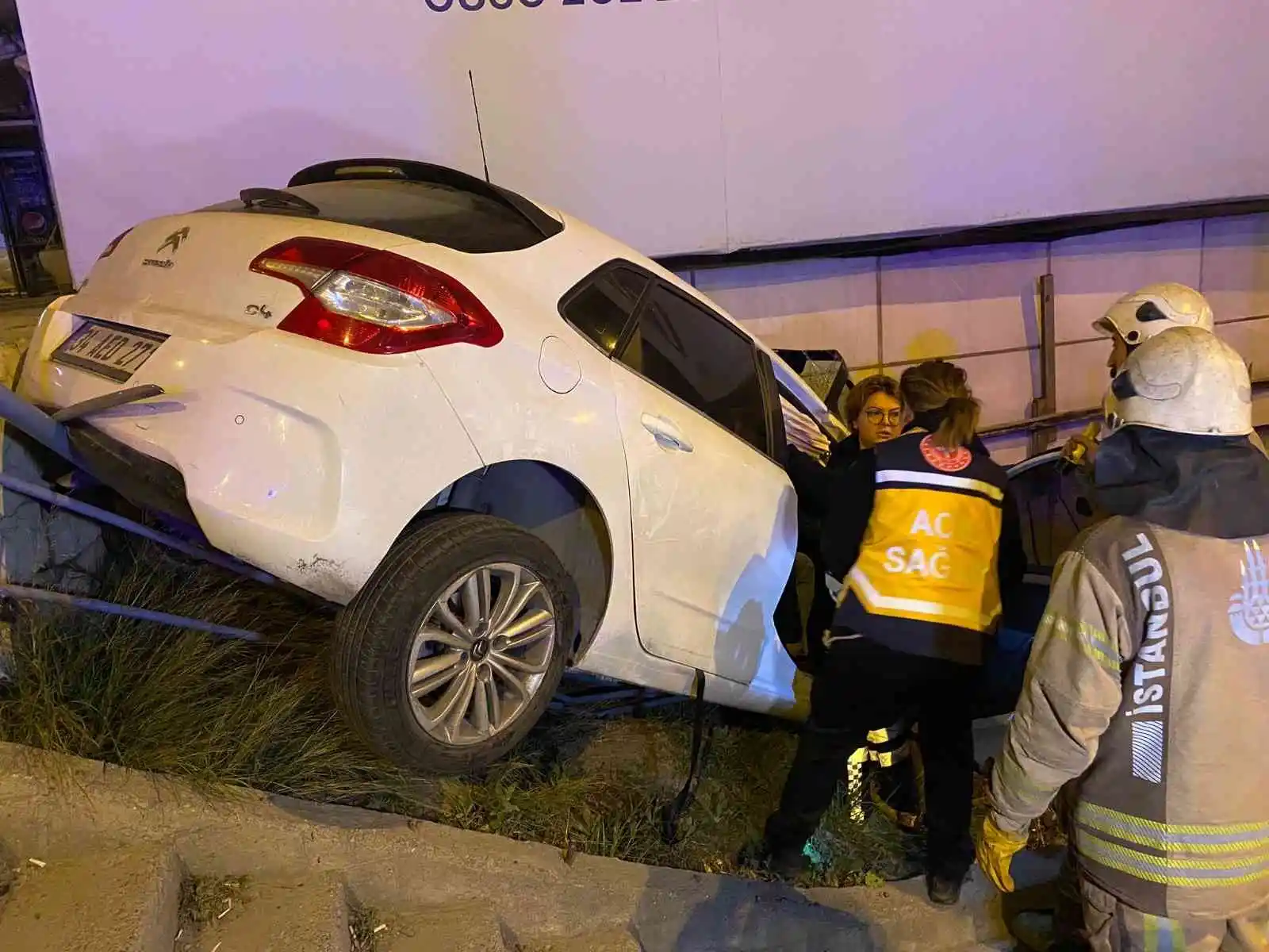 Ataşehir’de 14 yaşındaki sürücü demir korkuluklara çarptı: 2 yaralı
