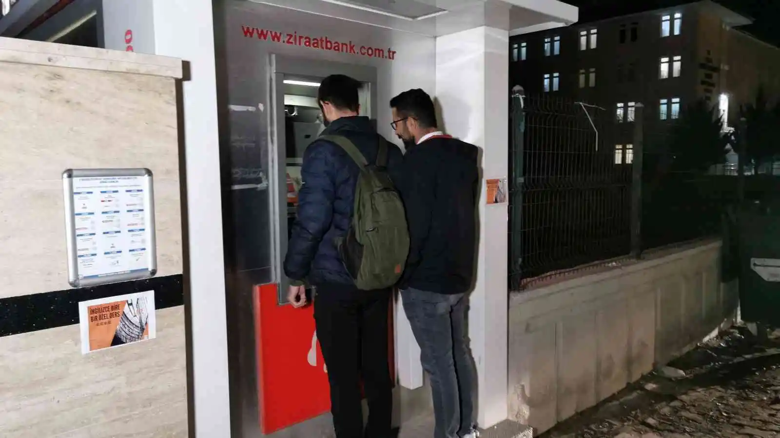 ATM önünde yerde buldukları 750 TL’yi polise teslim ettiler
