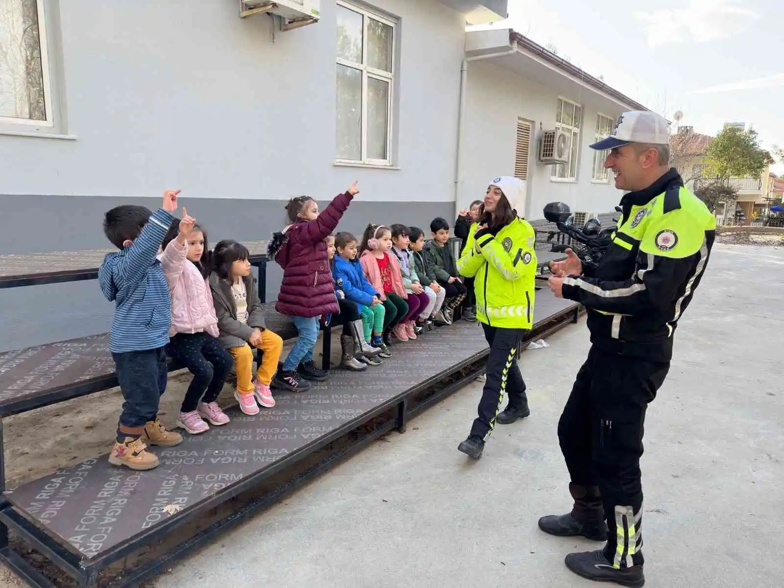 Aydın'da 17 anasınıfı öğrencisi "trafik dedektifi" oldu
