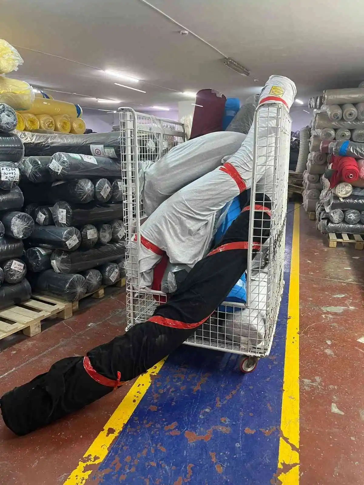 Bağcılar'da kumaş hırsızlığı yapan 3 şahıs, suçüstü yakalandı