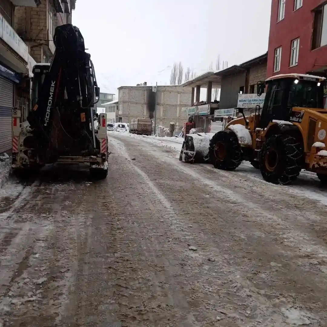 Bahçesaray Belediyesi ekiplerinin kar mesaisi
