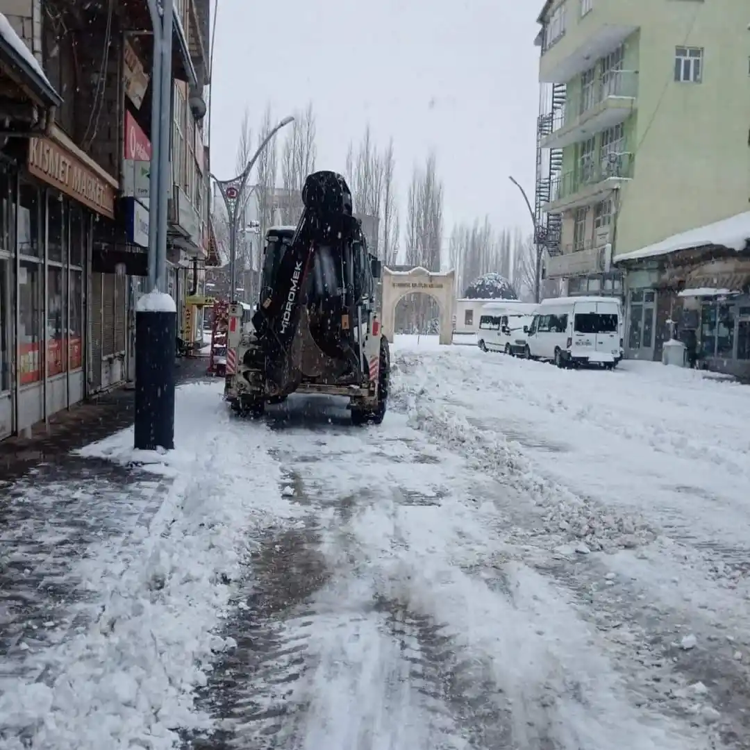 Bahçesaray Belediyesi ekiplerinin kar mesaisi
