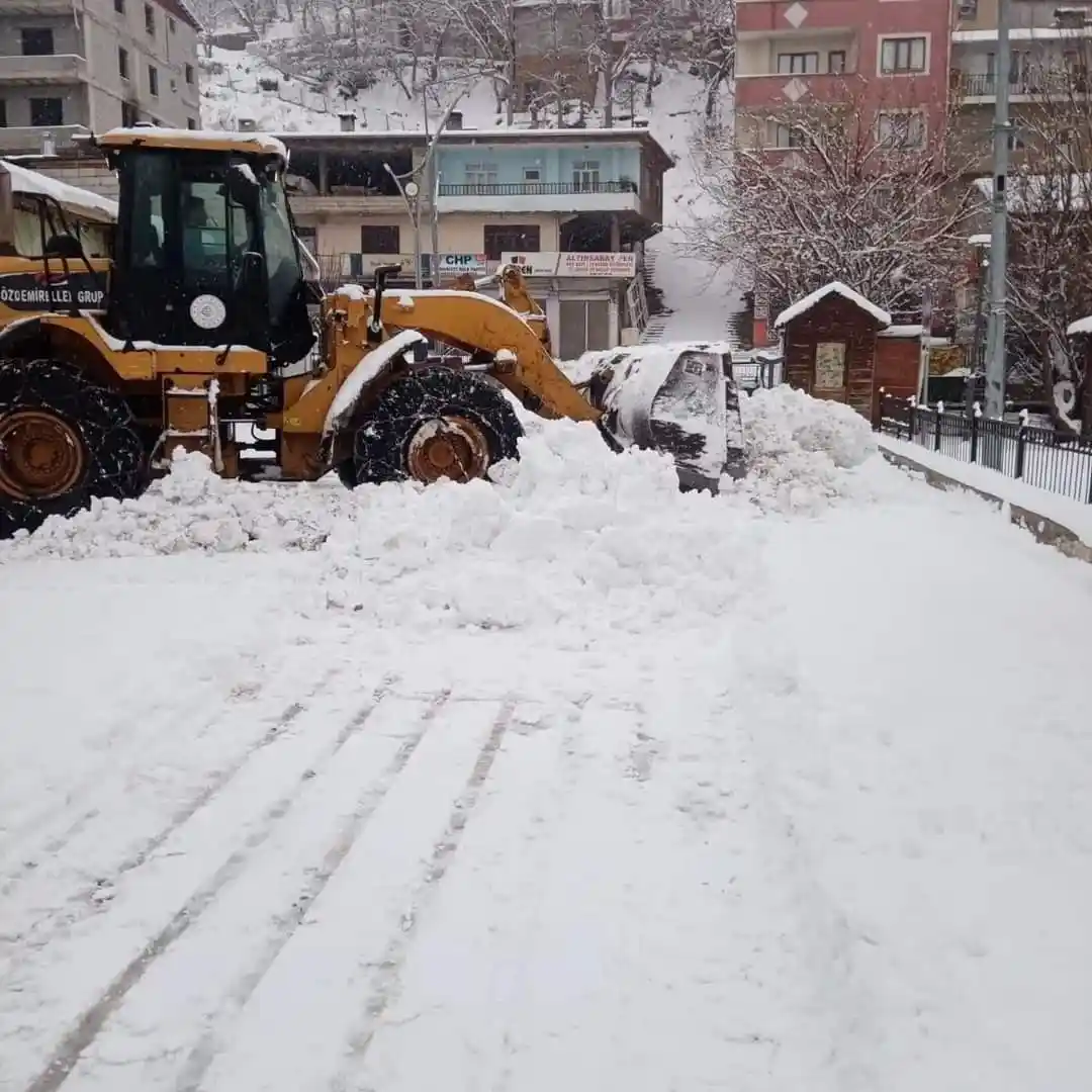 Bahçesaray Belediyesi ekiplerinin kar mesaisi
