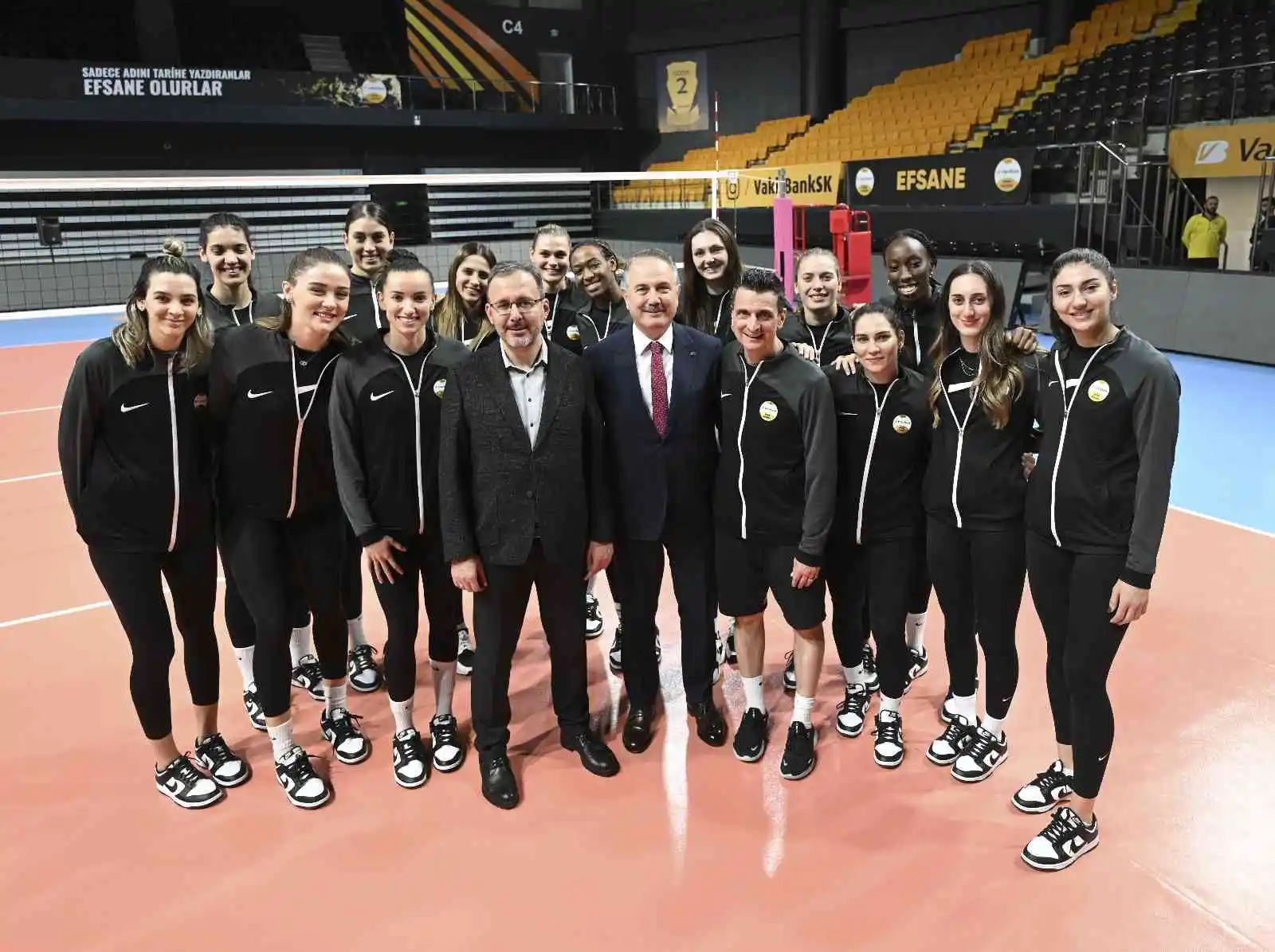 Bakan Kasapoğlu ile Guidetti, Kars'tan gelen kız voleybolcularla buluştu