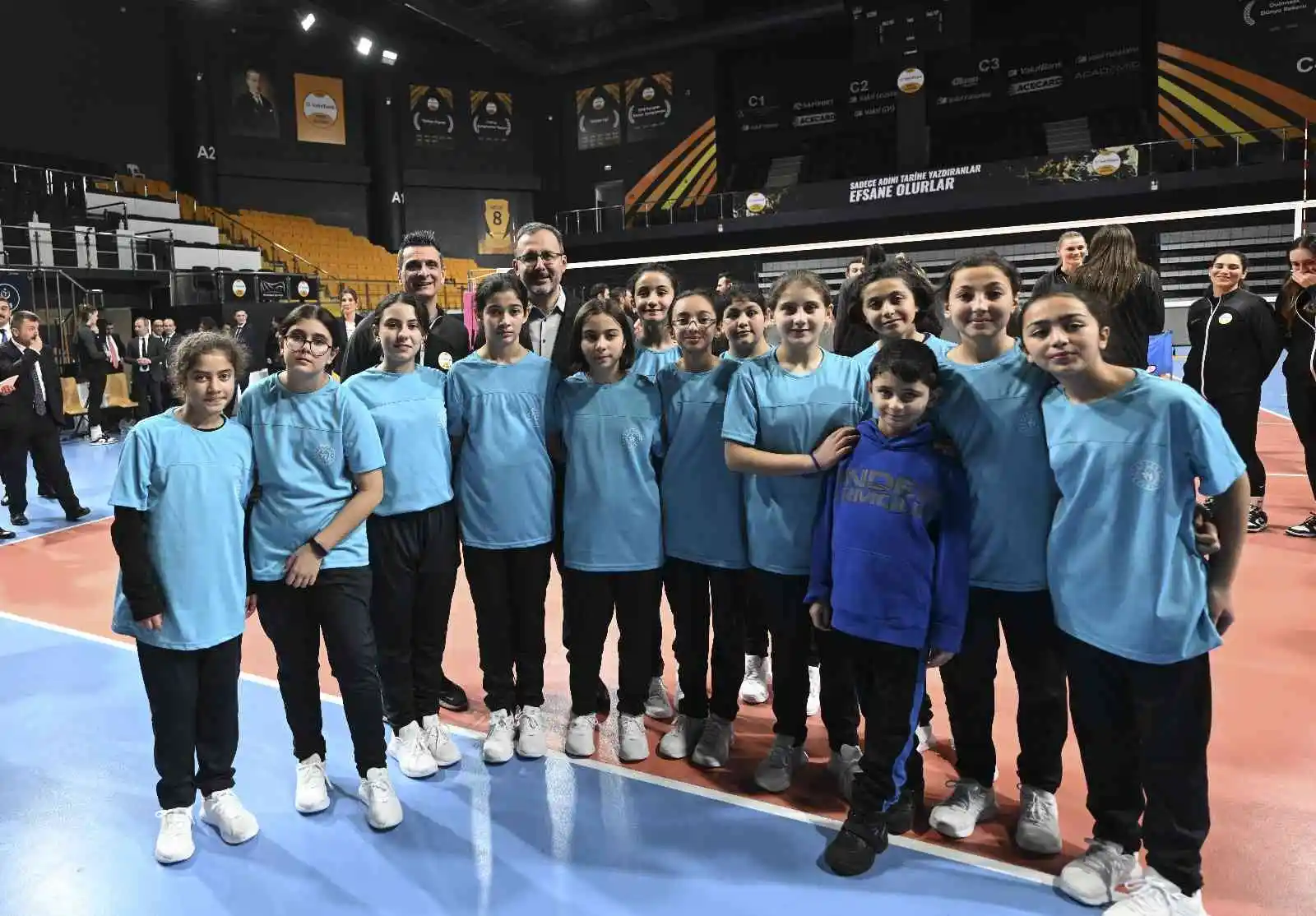 Bakan Kasapoğlu ile Guidetti, Kars’tan gelen kız voleybolcularla buluştu