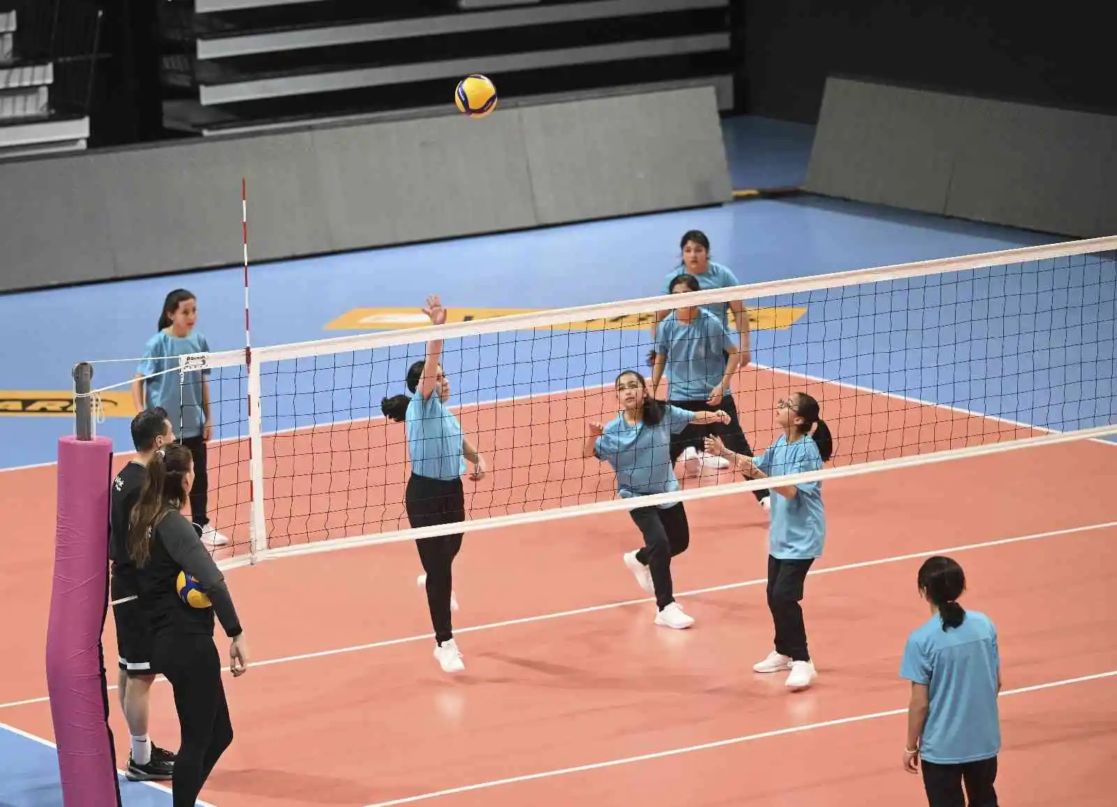 Bakan Kasapoğlu ile Guidetti, Kars’tan gelen kız voleybolcularla buluştu