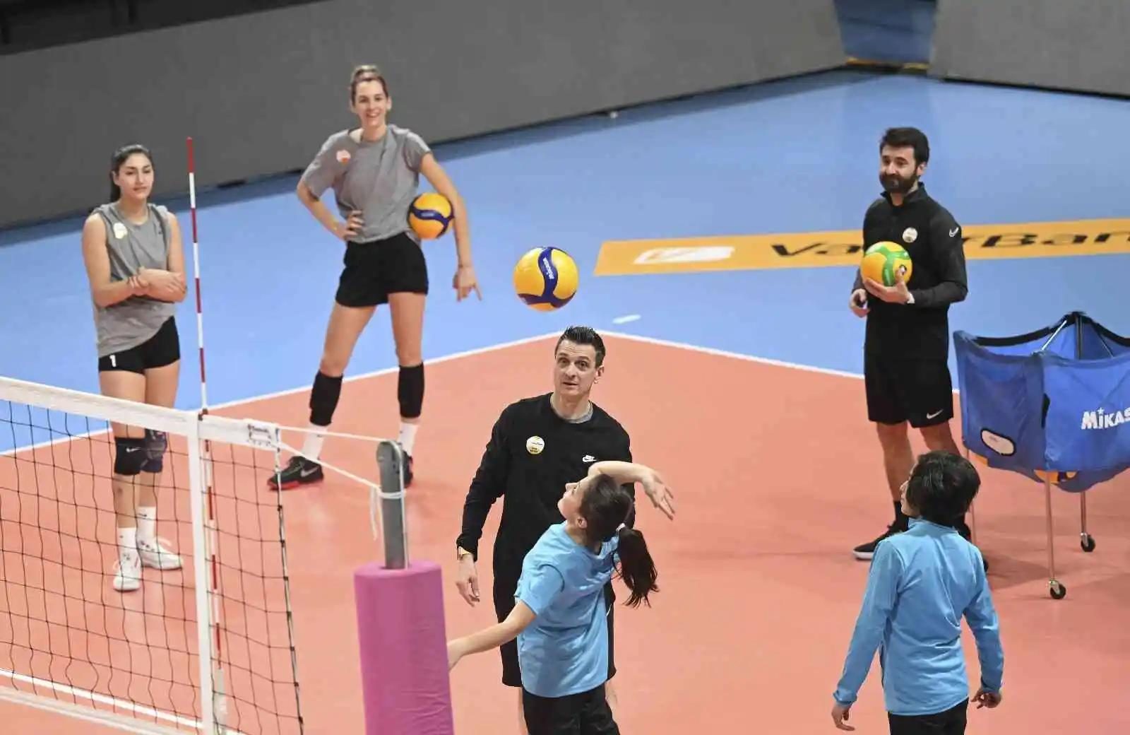 Bakan Kasapoğlu ile Guidetti, Kars’tan gelen kız voleybolcularla buluştu