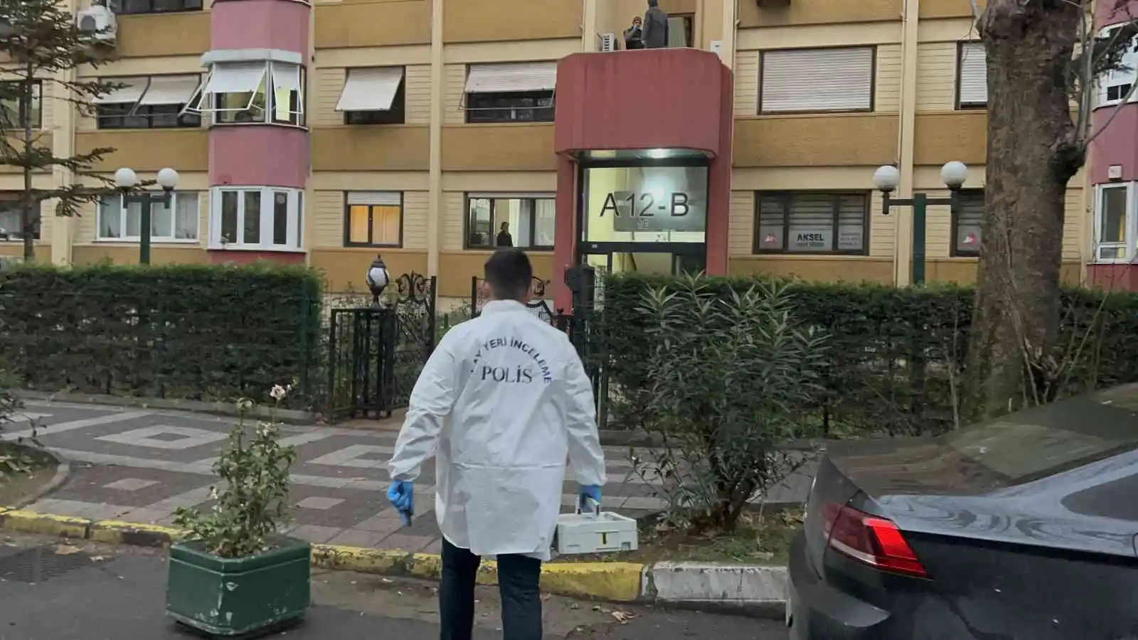 Bakırköy’de 64 yaşındaki kadın 12’nci kattan düşerek hayatını kaybetti
