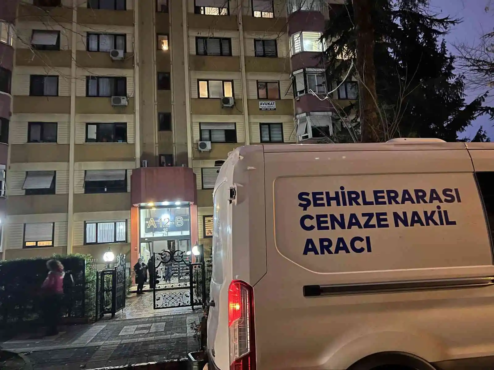 Bakırköy’de 64 yaşındaki kadın 12’nci kattan düşerek hayatını kaybetti
