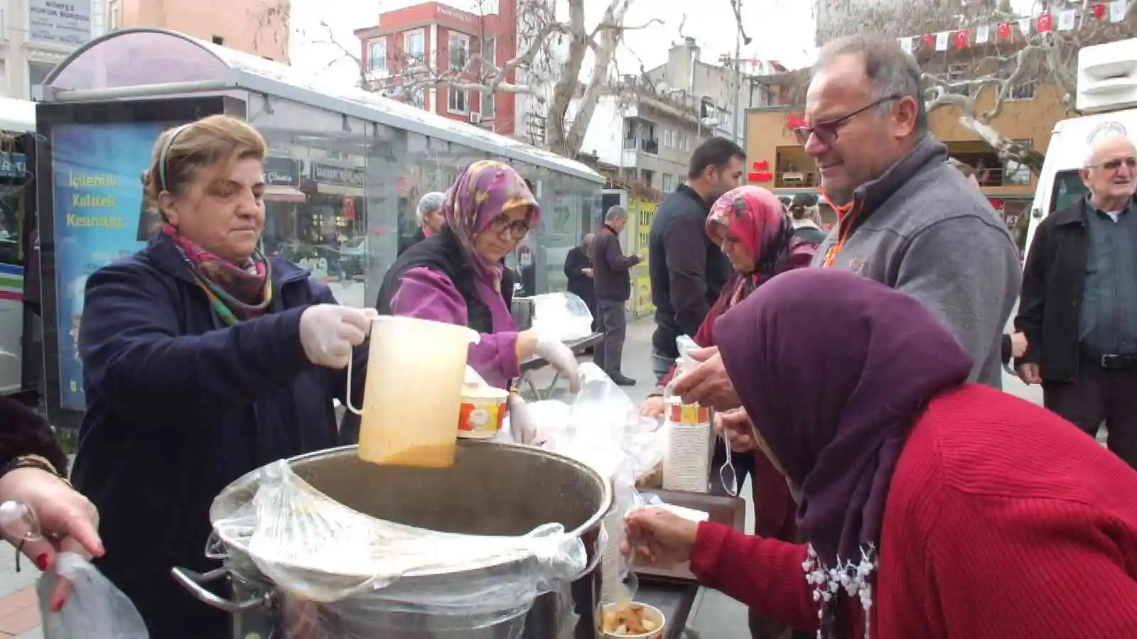 Balıkesir'de 2 bin kişiye zeytinyağlı çorba ikramı
