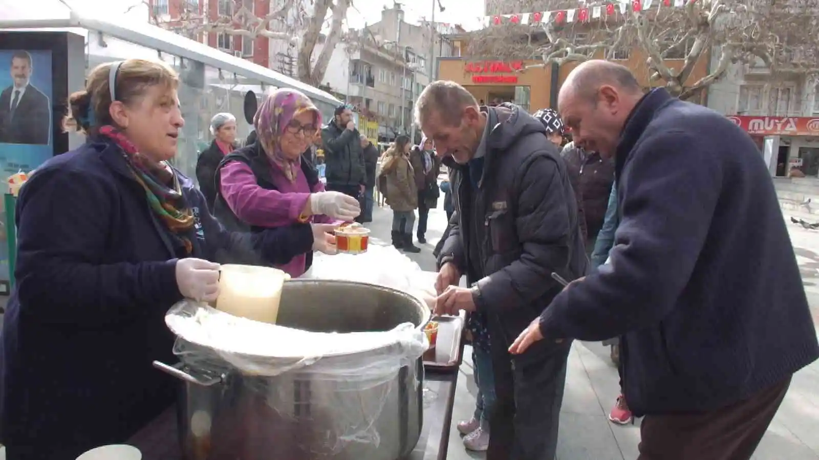 Balıkesir’de 2 bin kişiye zeytinyağlı çorba ikramı
