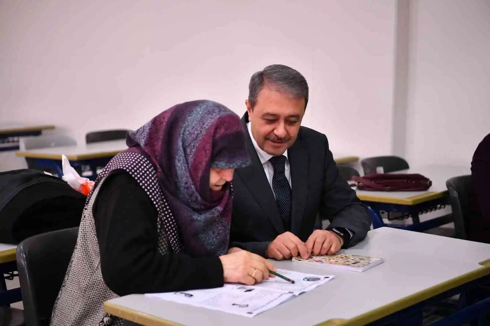 Balıkesir'de okuma yazma bilmeyen 4 kadına eğitim