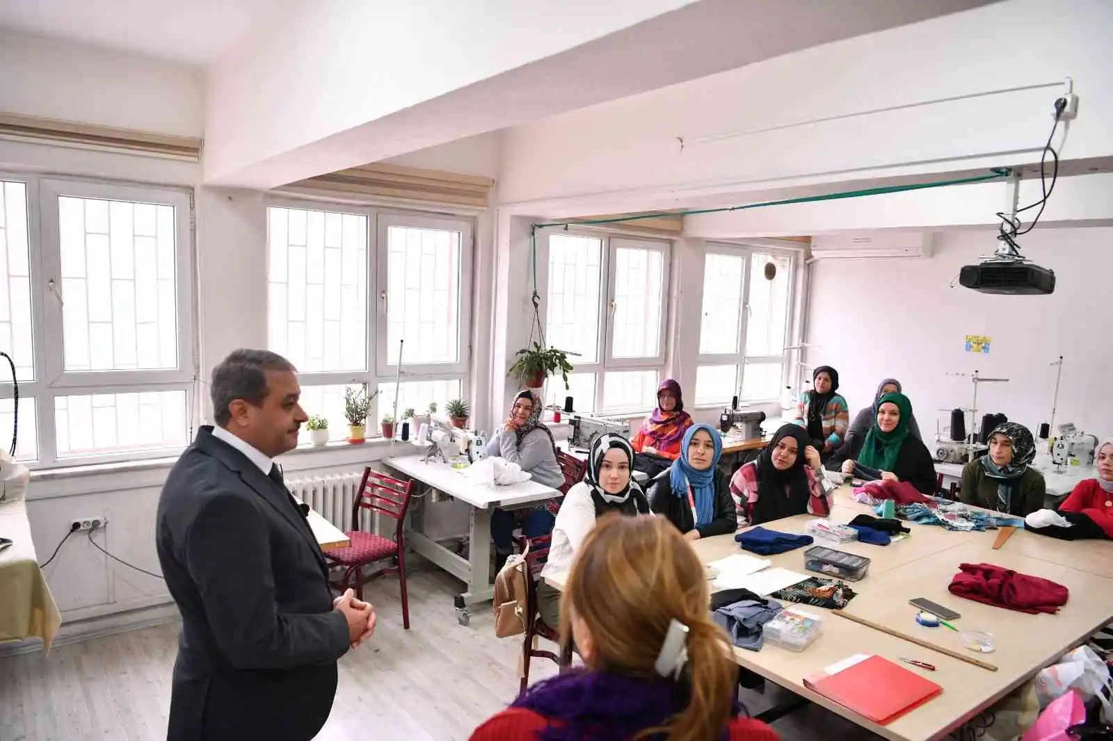 Balıkesir’de okuma yazma bilmeyen 4 kadına eğitim