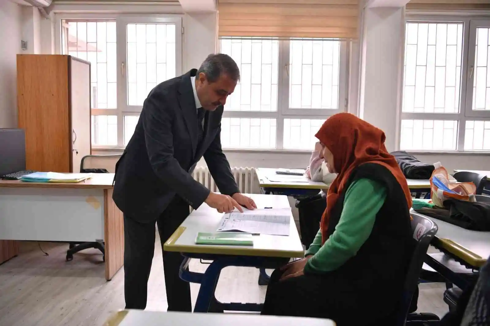 Balıkesir’de okuma yazma bilmeyen 4 kadına eğitim