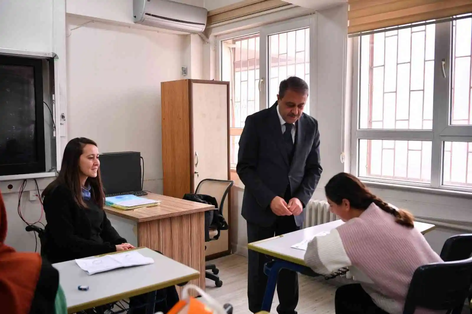Balıkesir’de okuma yazma bilmeyen 4 kadına eğitim