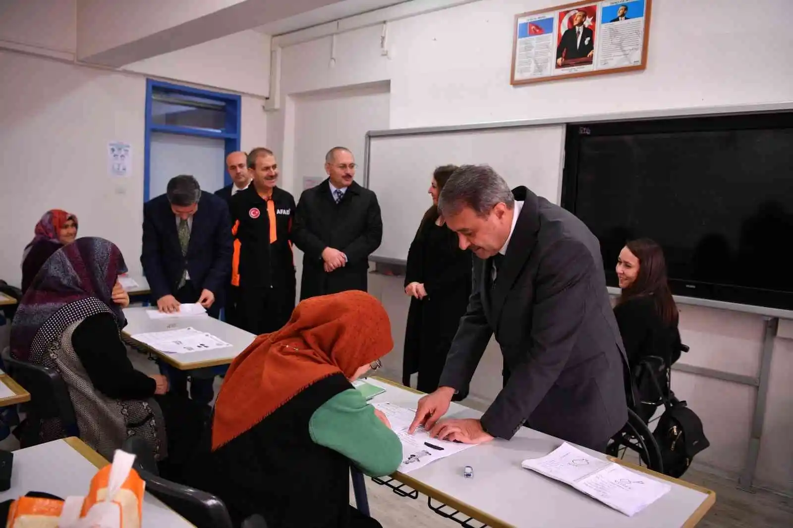 Balıkesir’de okuma yazma bilmeyen 4 kadına eğitim