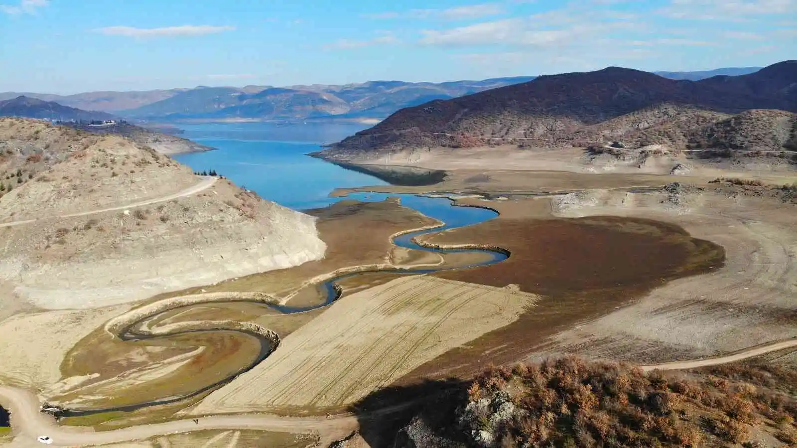 Barajda sular çekildi, toprakta derin çatlaklar oluştu
